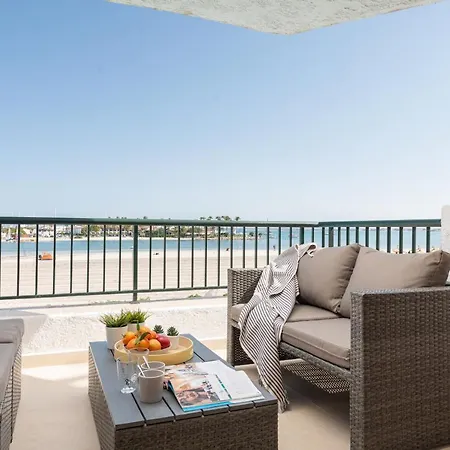 Beachside Apartment *